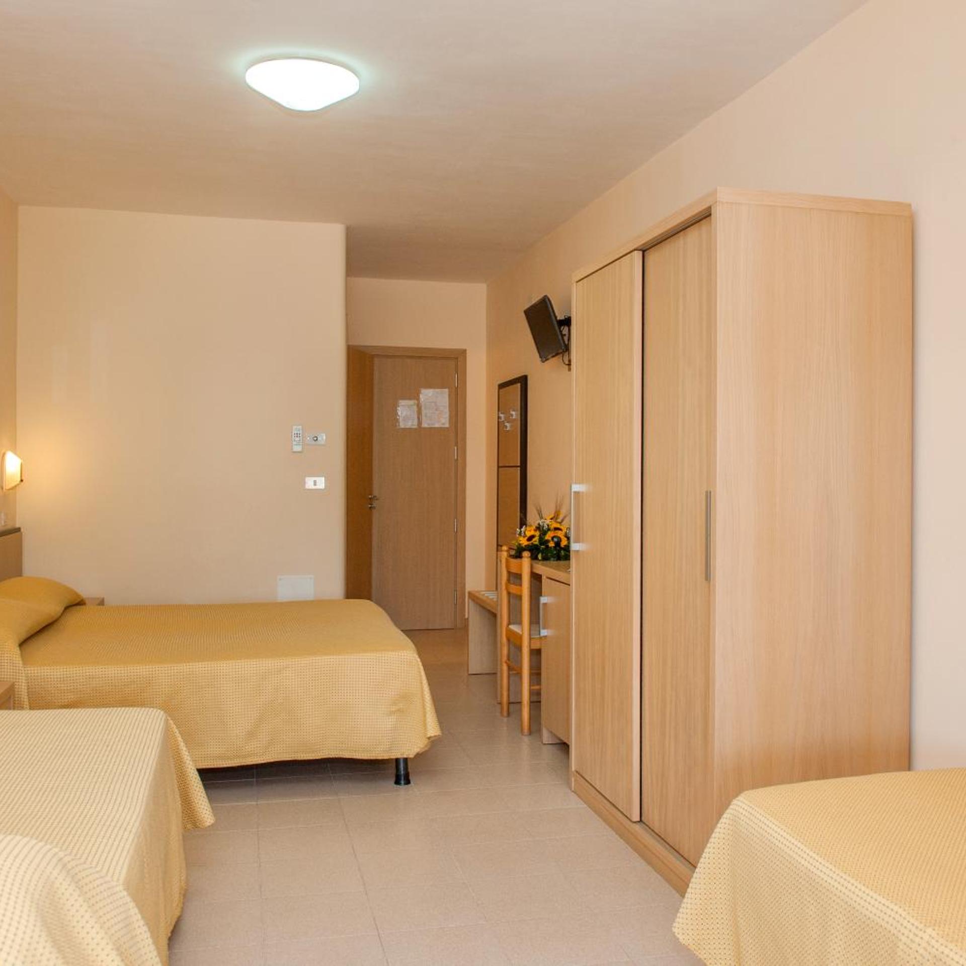 غرفة رباعية، Hotel Cristalda 4/9