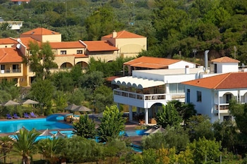 Kamari Beach Hotel 5/65