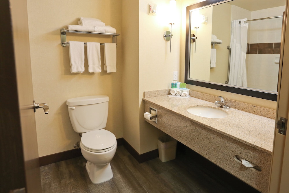 غرفة قياسية بسرير كينج مع أريكة، Holiday Inn Express Vernon 6/9