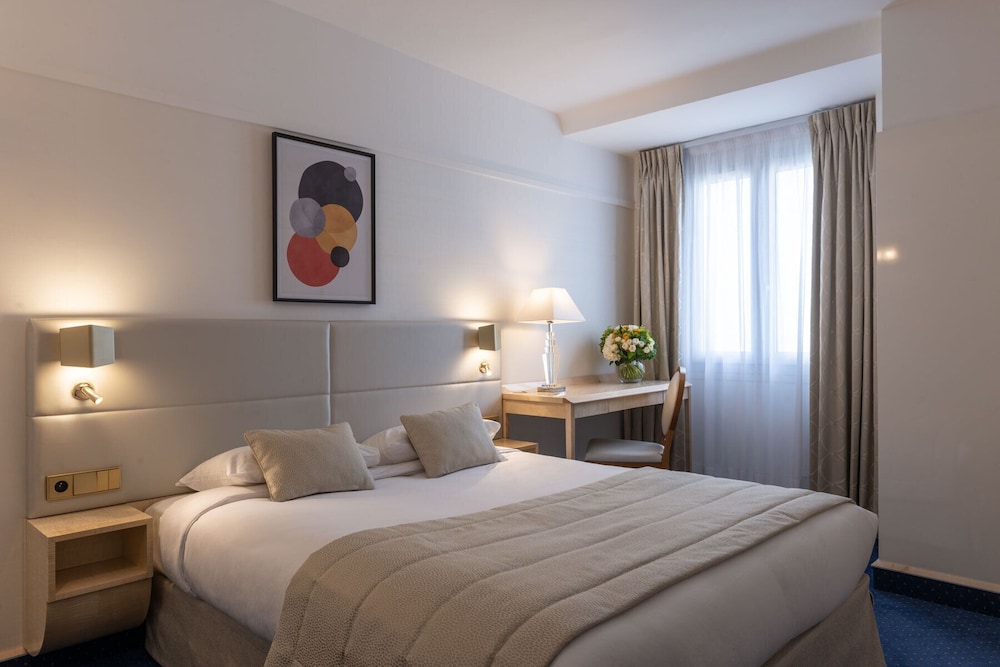 SUPERIOR, QUEEN BED, BATHTUB