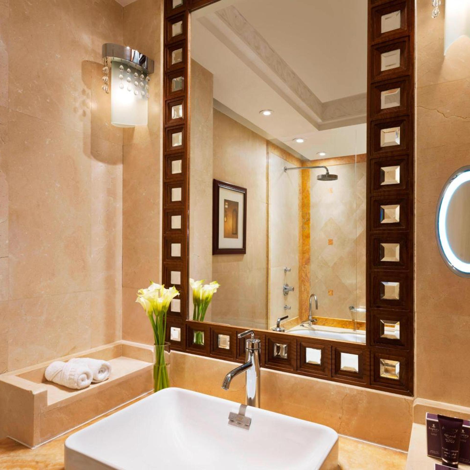 Guest Room, Deluxe, King Bed, Mountain View, Balcony, High Floor, Al Bustan Palace A Ritz-Carlton Hotel 3/3