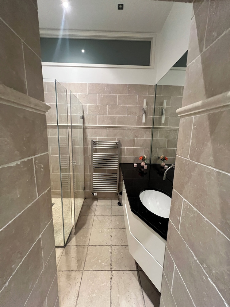 Helvetia Suites 50/52