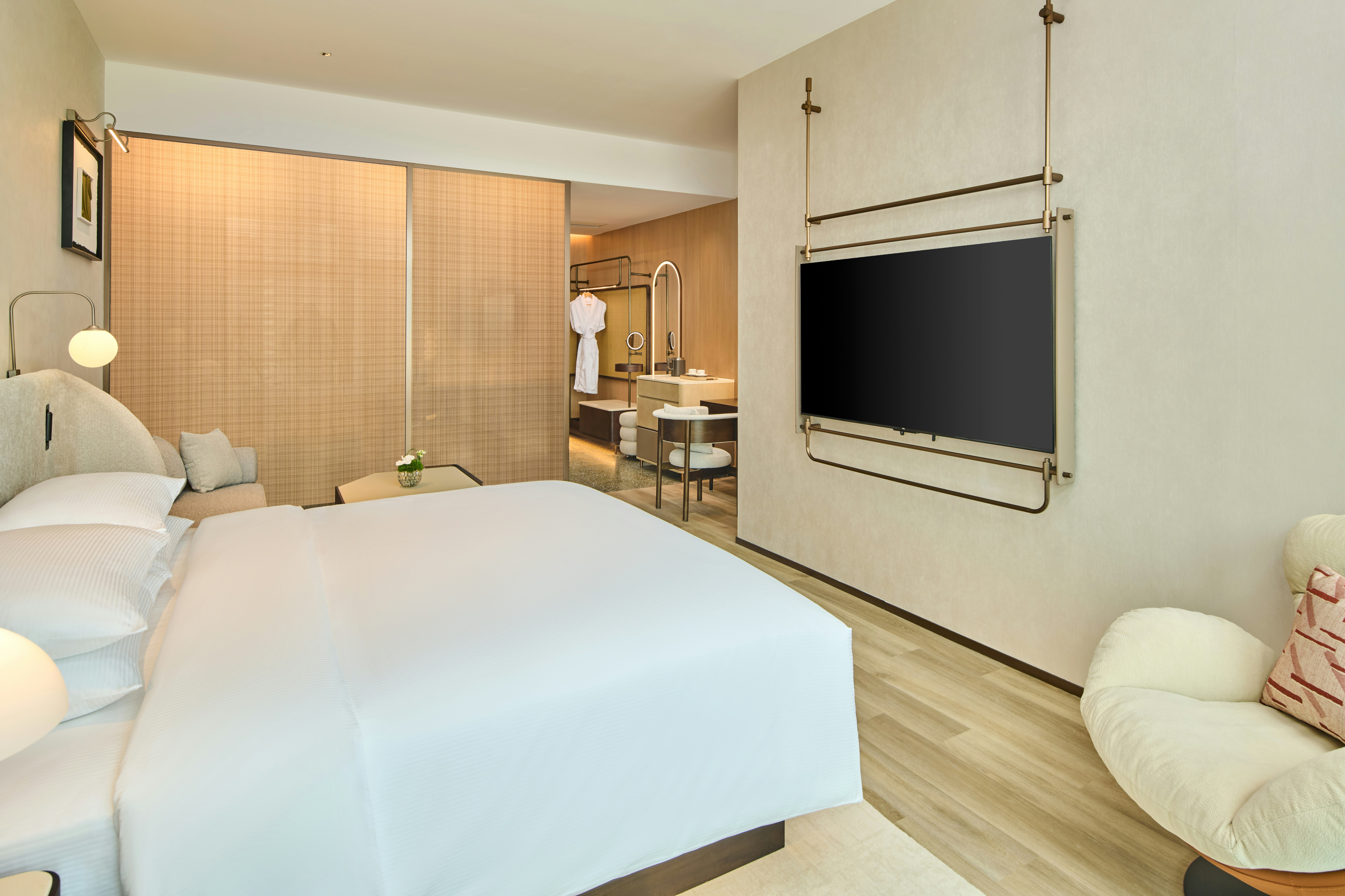 DELUXE, KING BED