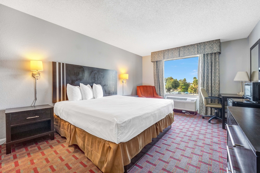 Super 8 by Wyndham Orlando Near Florida Mall 18/54