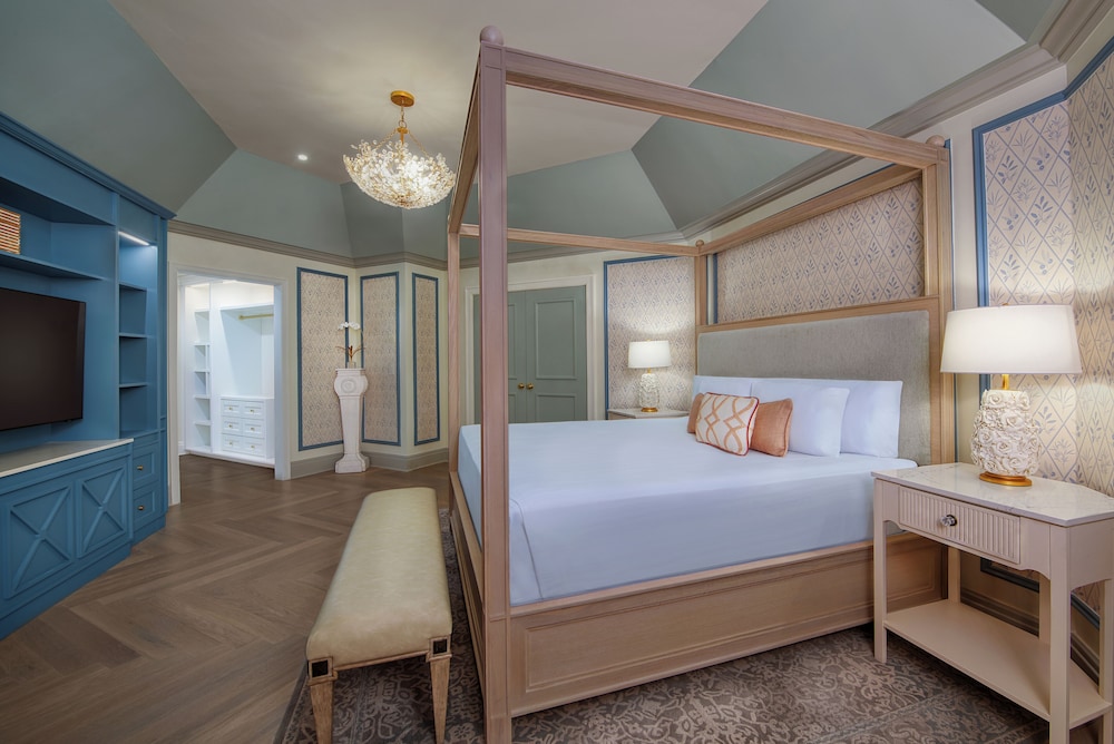 Grand, Suite, 1 King and 2 Queen Beds, Club Floor