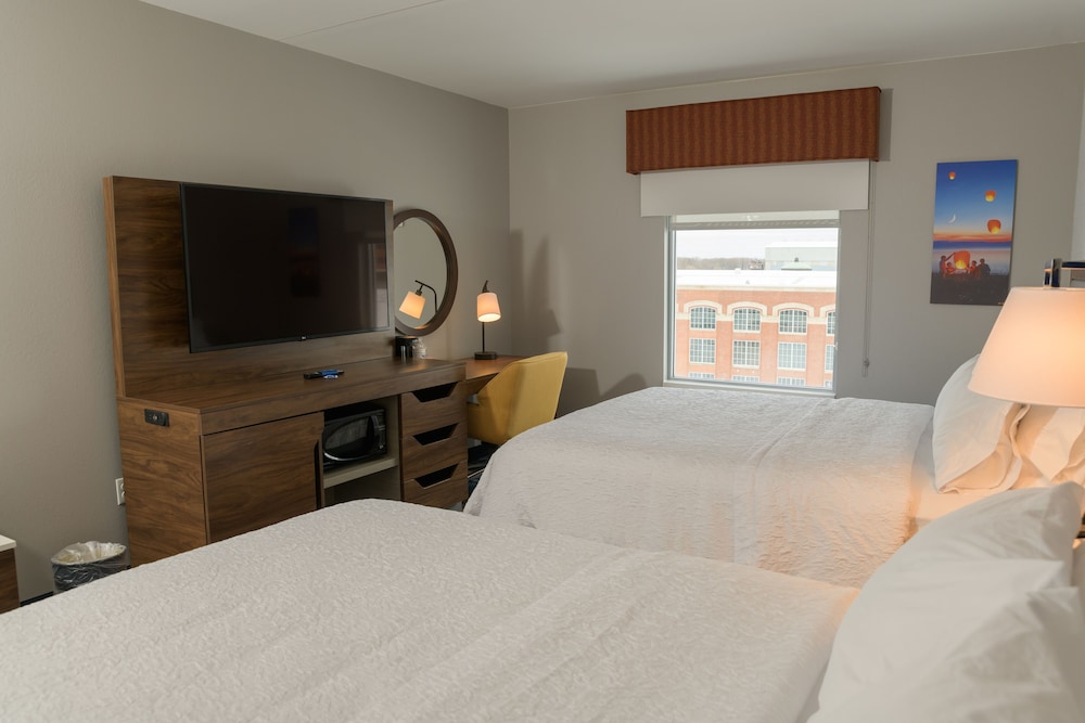 Hampton Inn & Suites Erie Bayfront 21/54