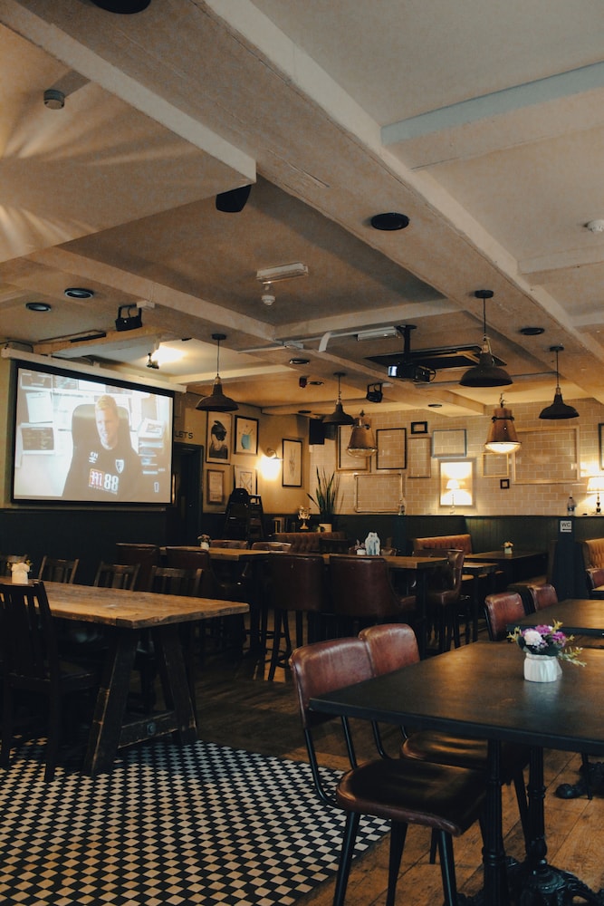 Flynn's Town House 36/50