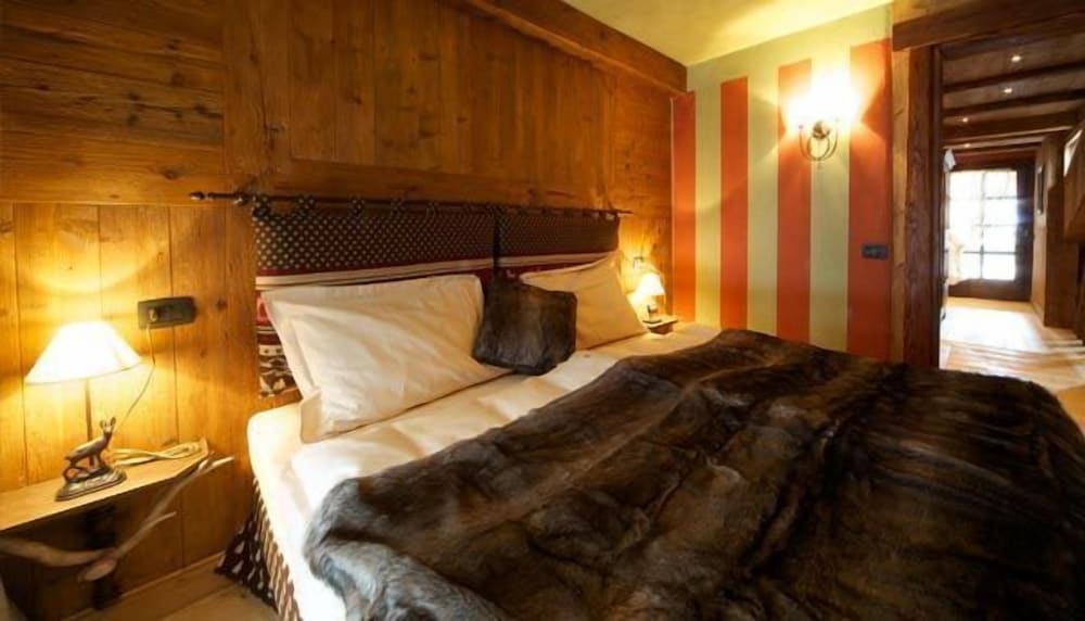 SUPERIOR, DOUBLE OR TWIN BED