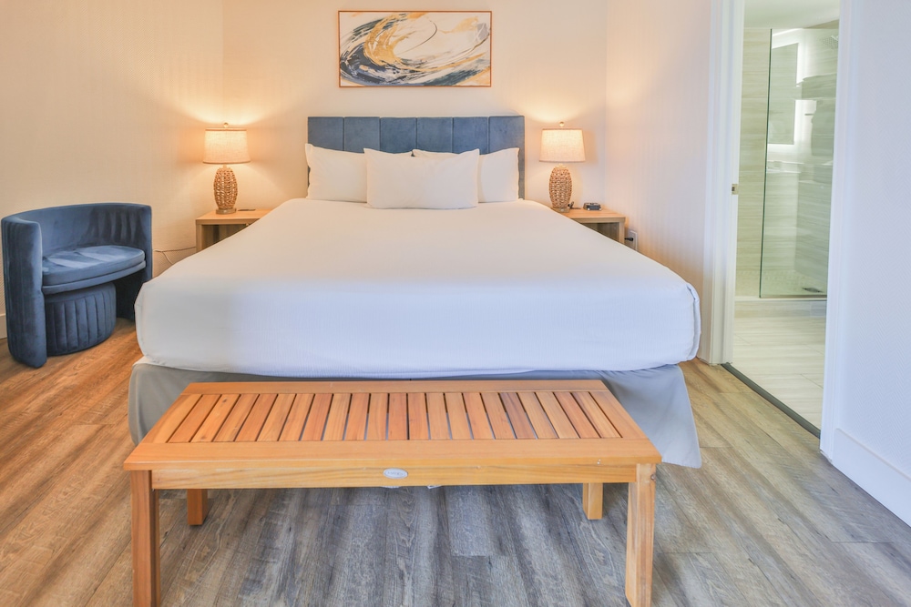 Bahama, Studio, King Bed, Partial View