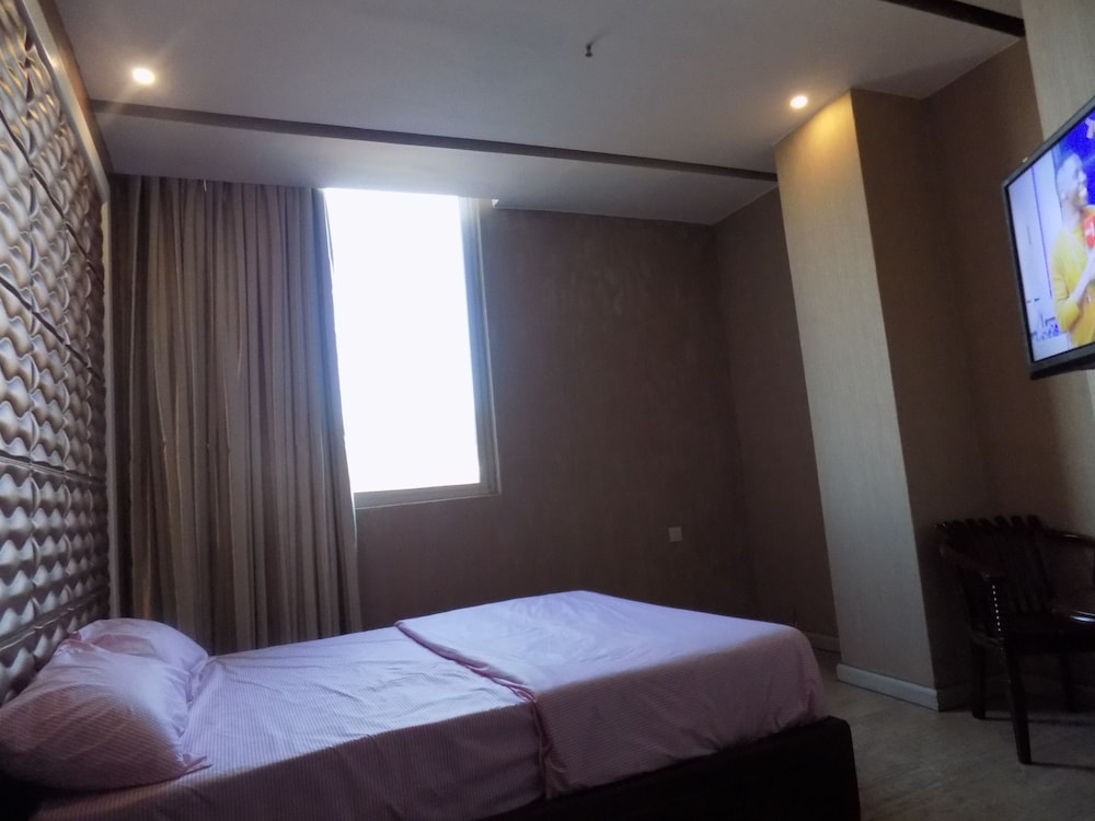 Freedom City Hotel 3/34