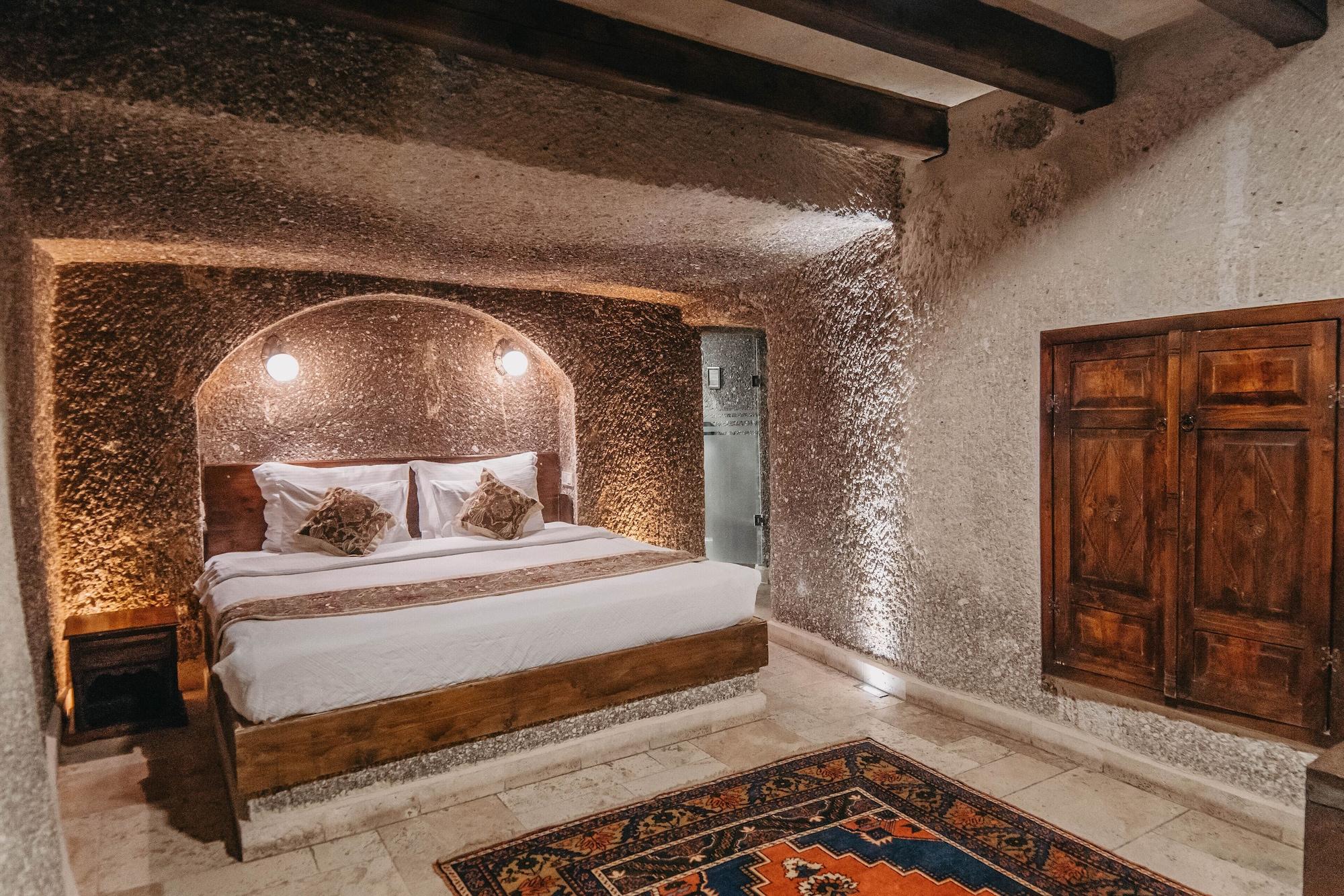 Cave, Superior, Suite