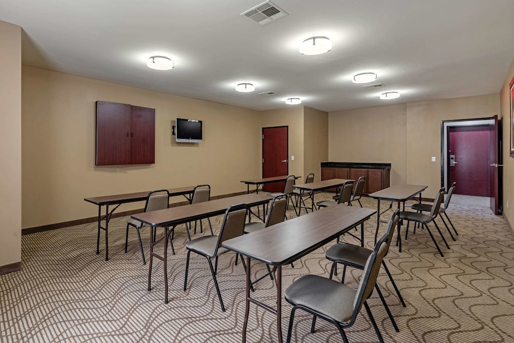 Comfort Suites Ennis TX 37/43
