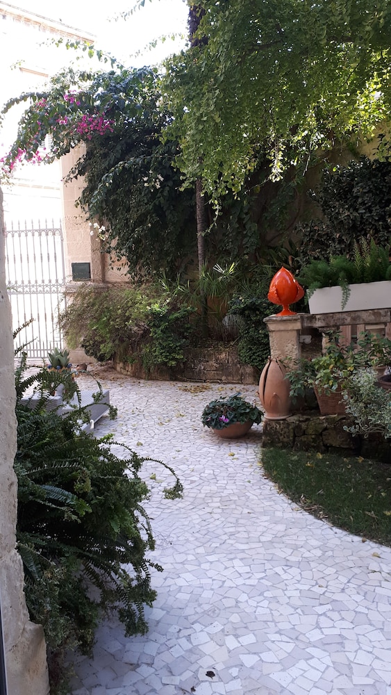 Dimora Storica Muratore Luxury Rooms 40/47
