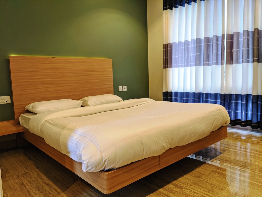 DELUXE, QUEEN BED