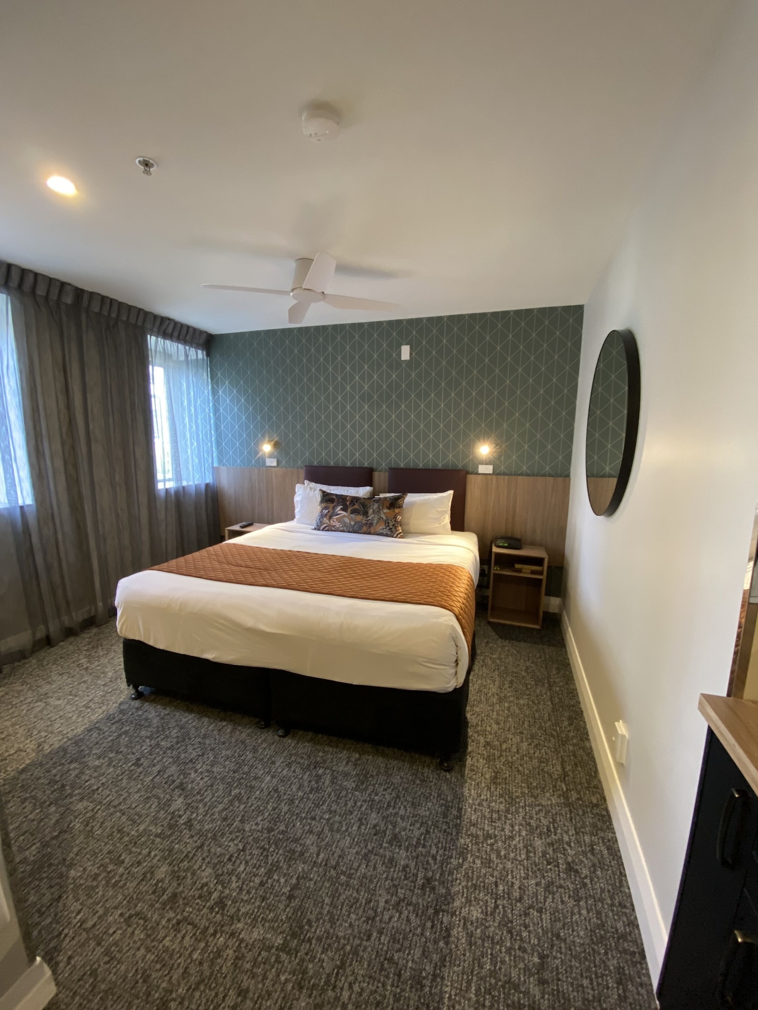 DELUXE, QUEEN BED