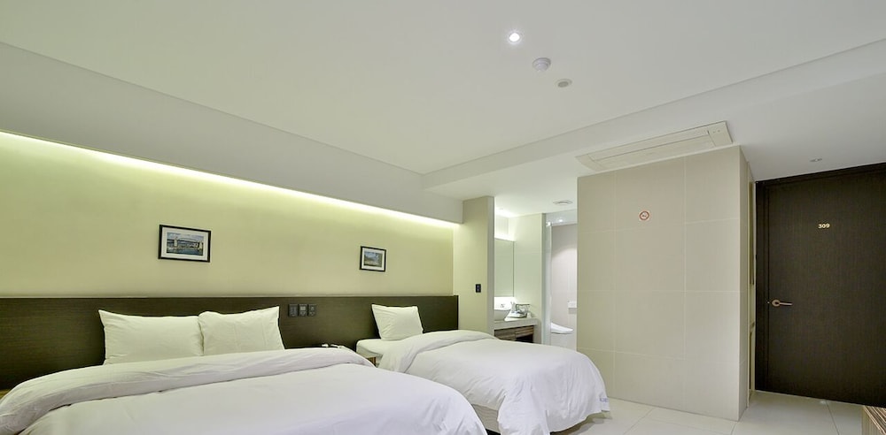 Golden Hotel 19/46
