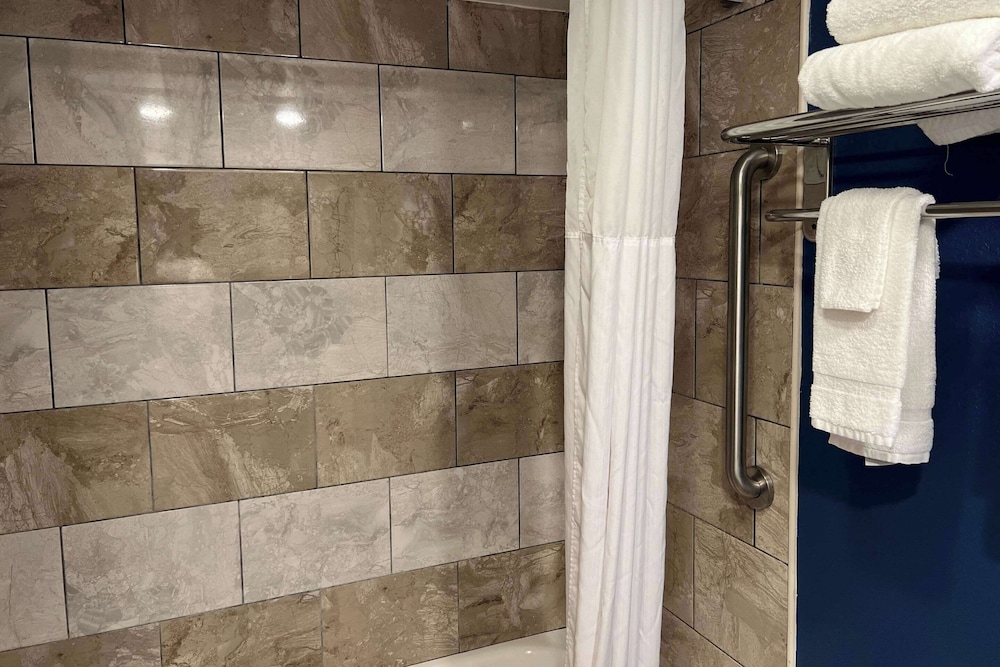 Quality Inn & Suites Louisville East 27/28