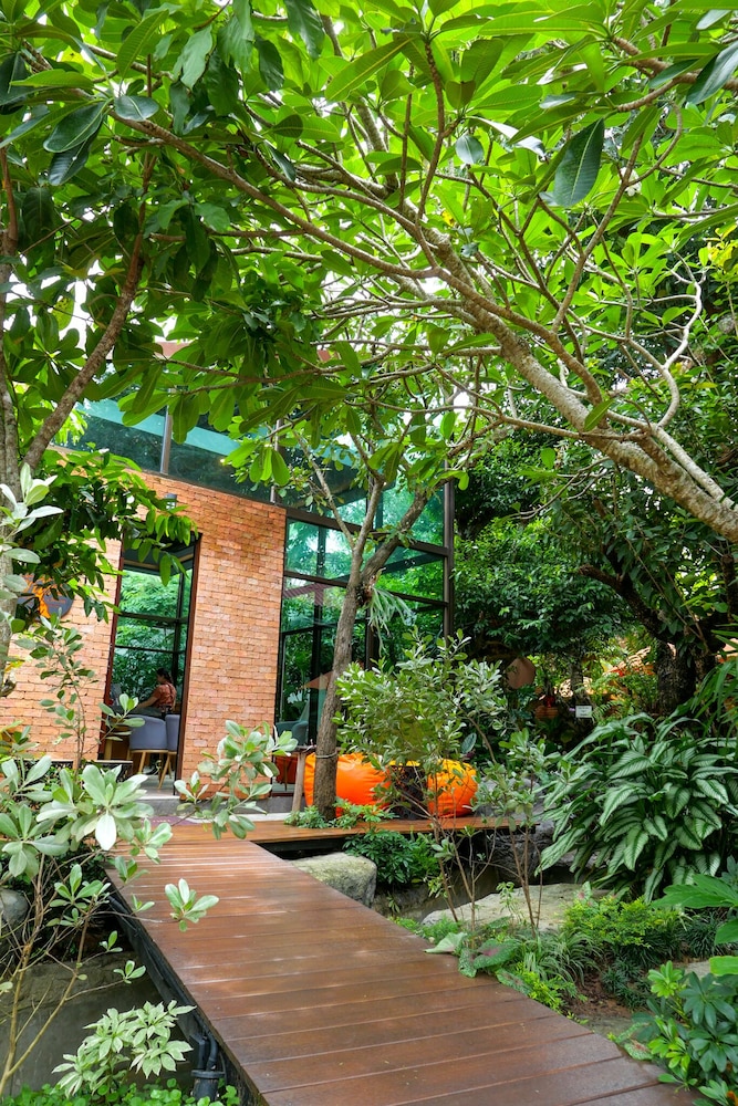 Floraville Phuket Resort 60/67