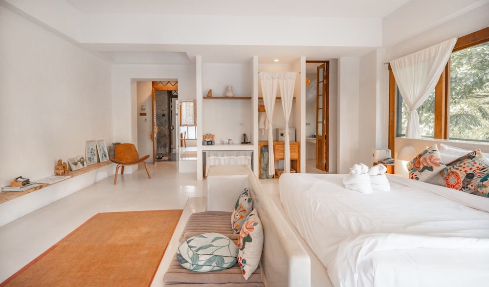 Pool, Suite, King Bed