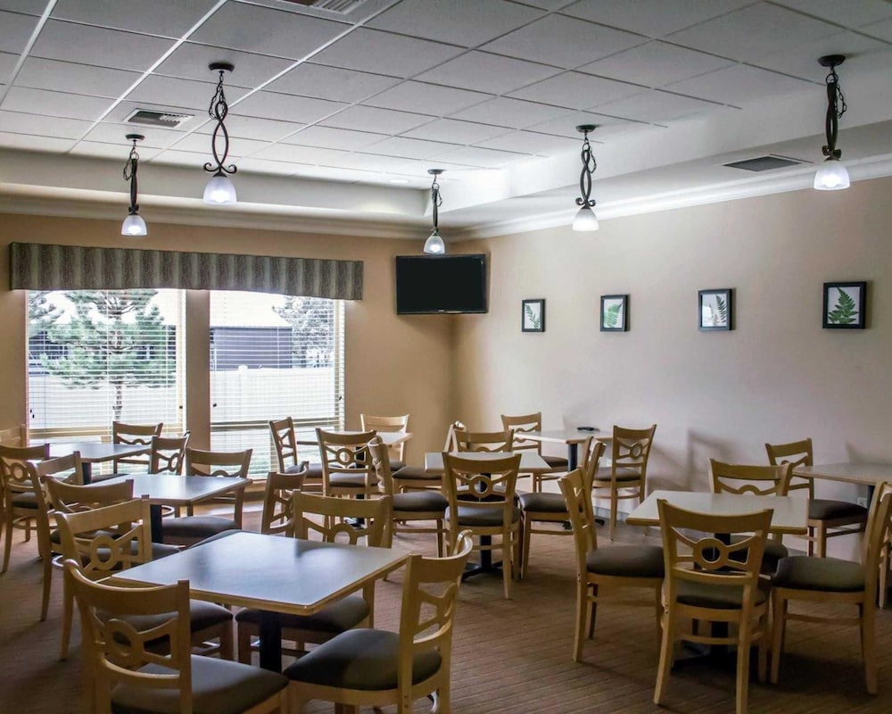 Sleep Inn and Suites Redmond, OR 26/34