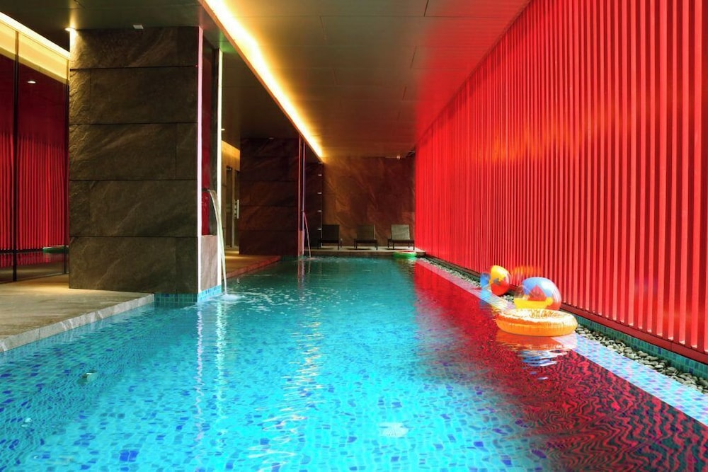Red Hotel Cubao 36/64