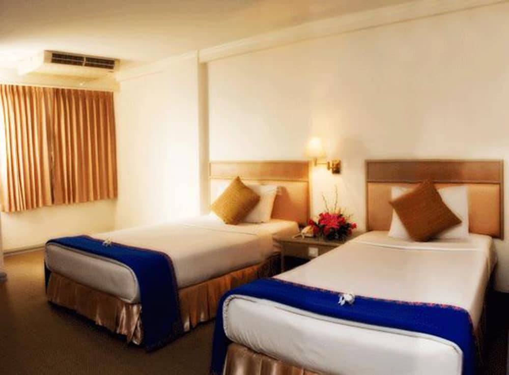The Airport Hotel 11/27