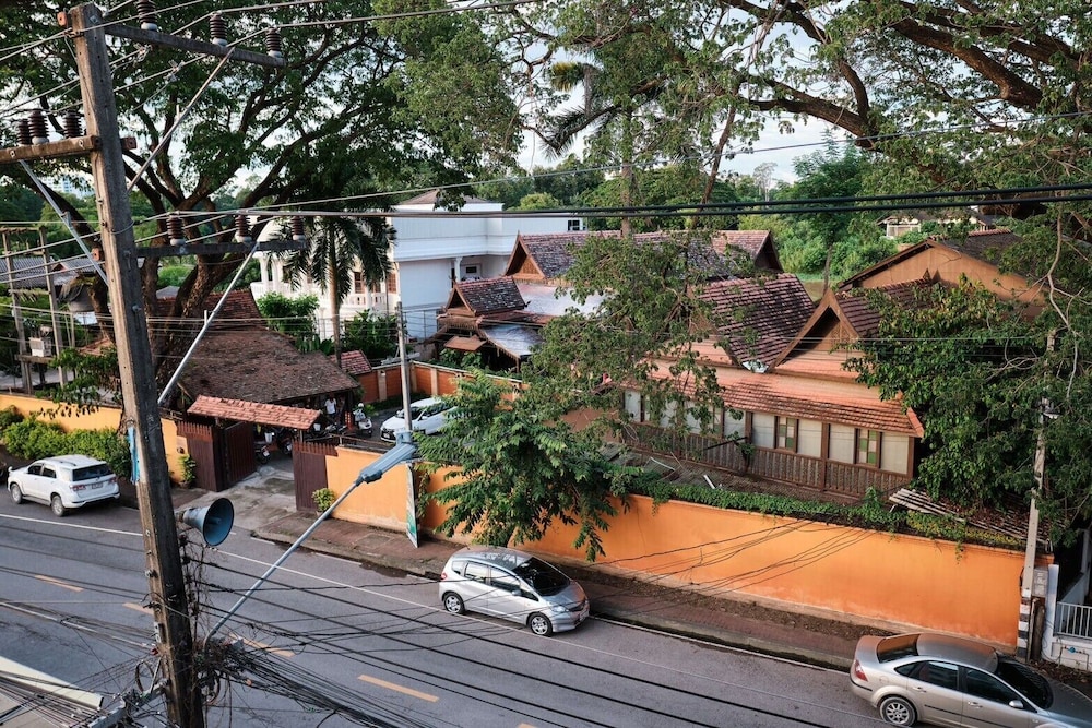 Chorlada Lanna Hotel 45/48