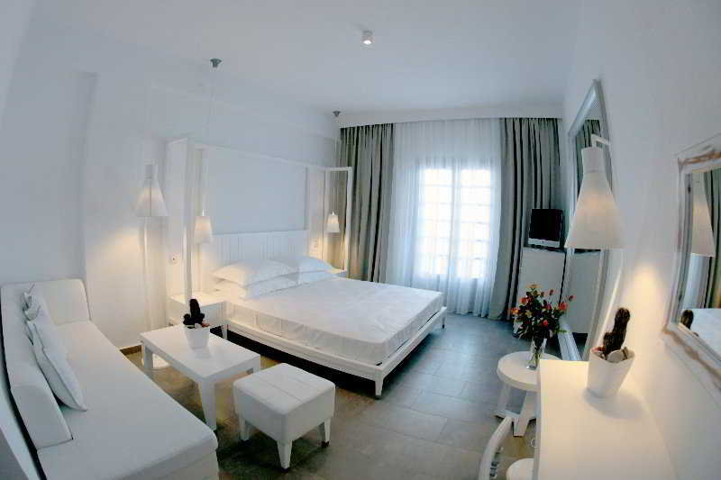 WHITE SUITES 8/39