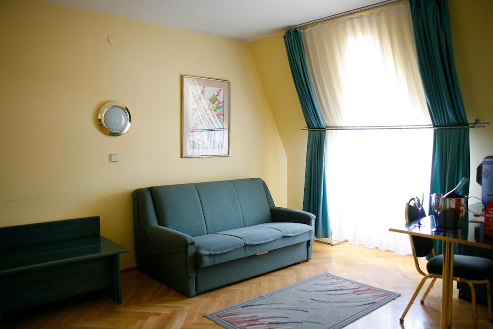 BARA HOTEL 34/50