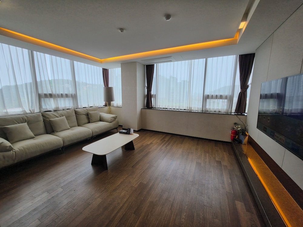 New Donghae Hotel 52/70