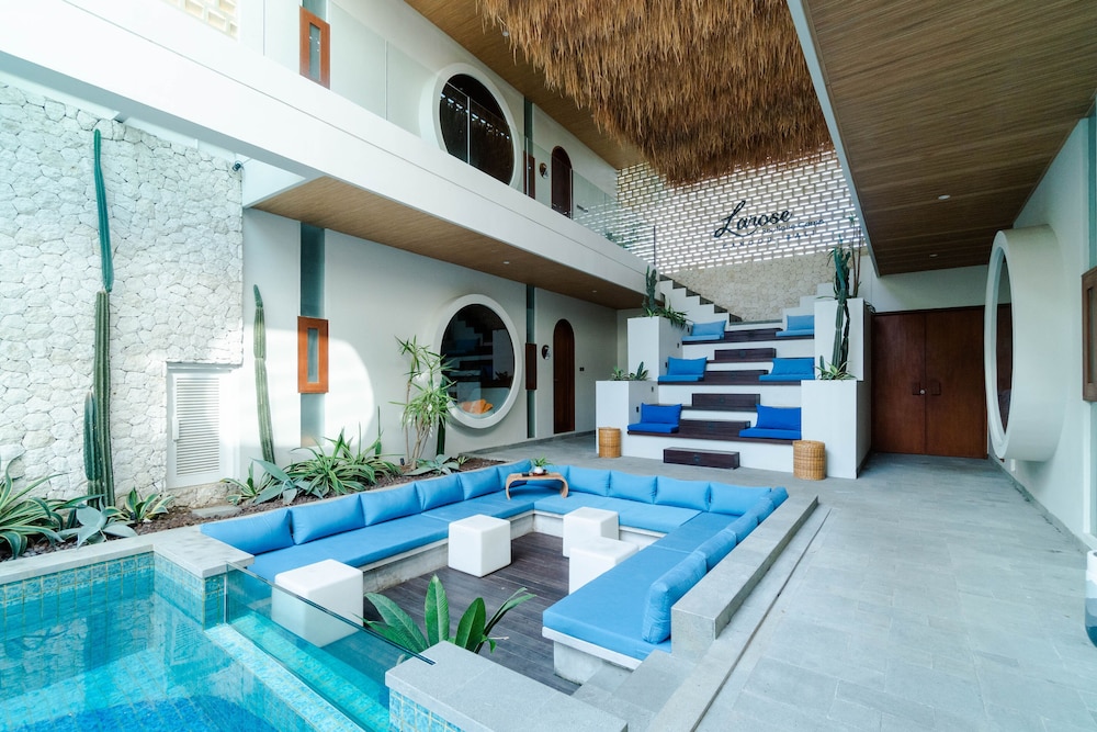 LAROSE VILLA 24/47