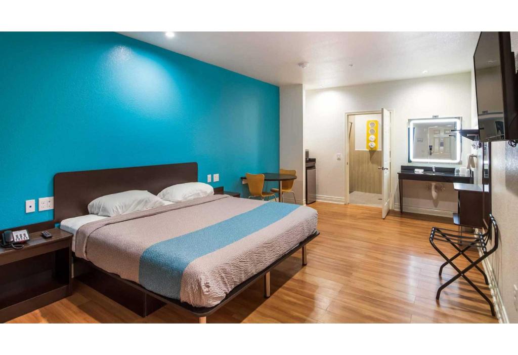 1 King Bed - Mob Acc Ri Shwr Ste Nsmk Micfridg