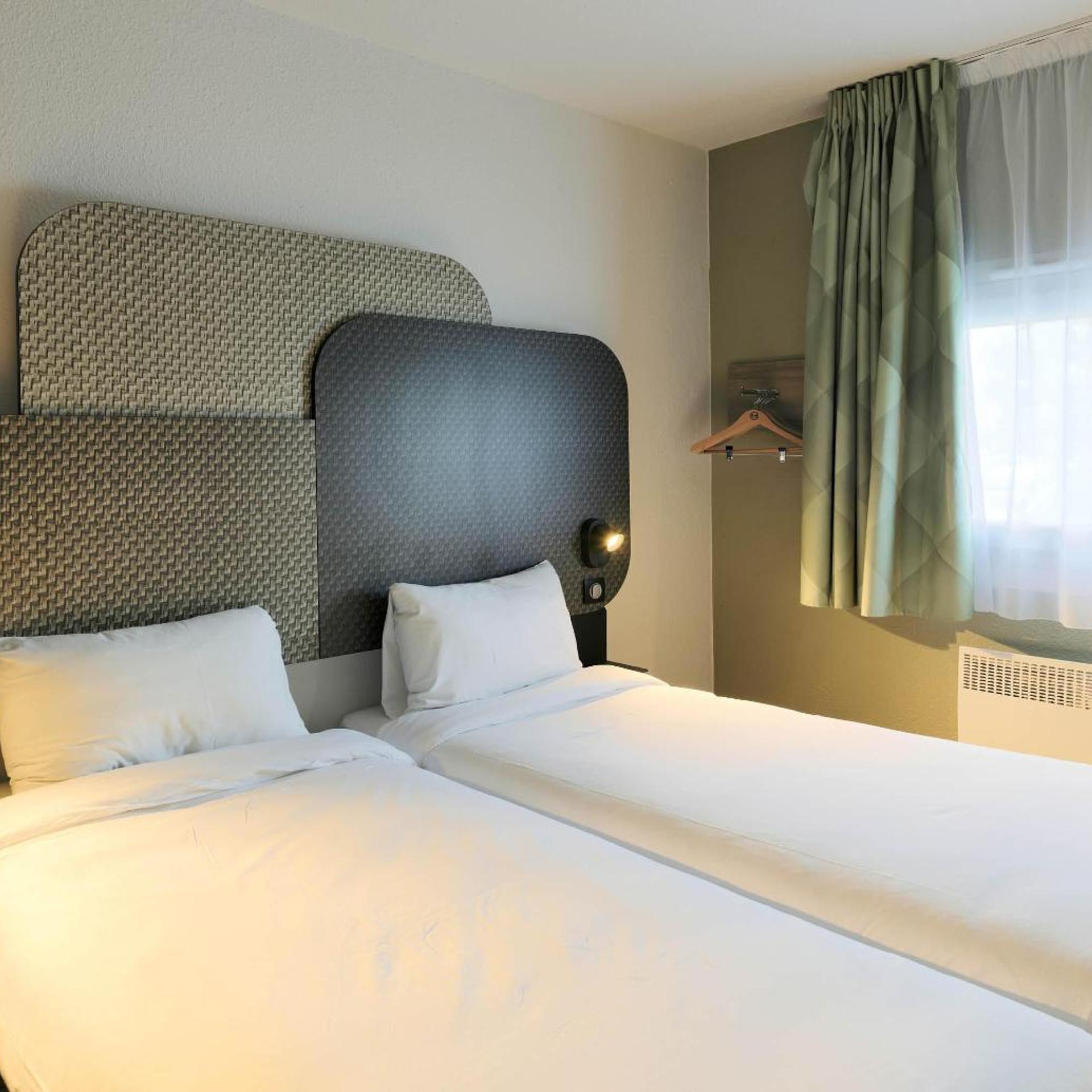 غرفة بسريرين منفصلين، B&B Hotel Cergy Pierrelaye 2/5