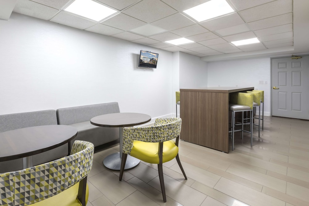 La Quinta Inn & Suites by Wyndham Asheville Downtown 22/34