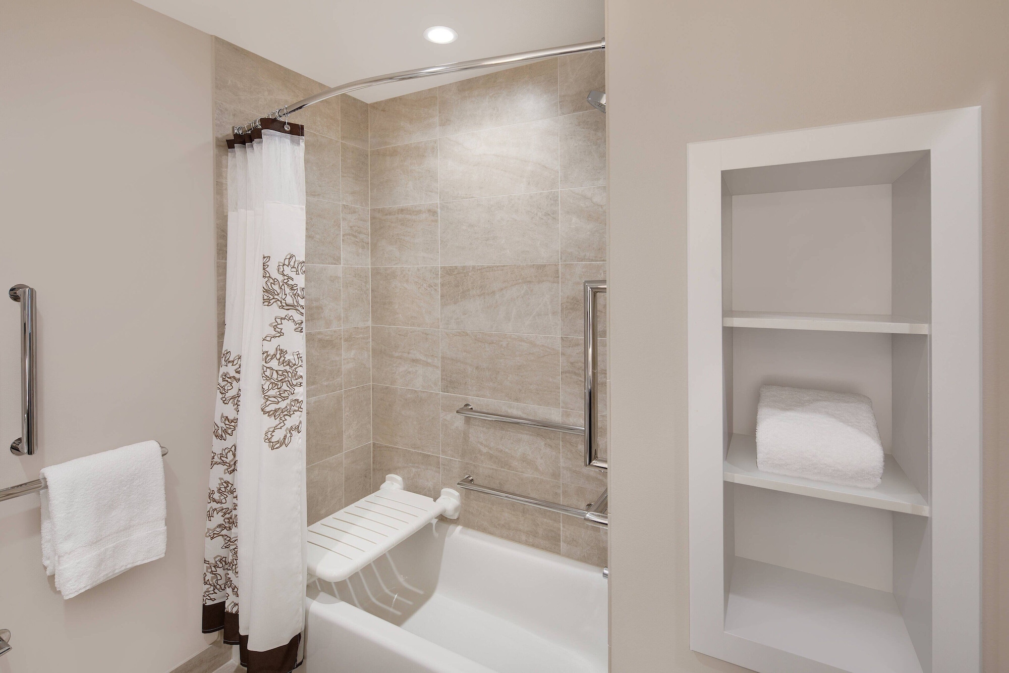 استوديو بسرير كينج بشرفة مع أريكة، Residence Inn Seattle South Renton 4/5