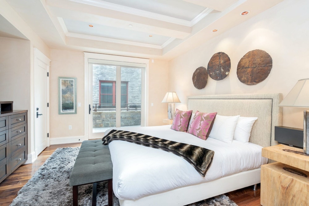 3 Bedrooms, 2 Double and Twin Beds, King and Queen Bed, The Auberge Residences at Element 52 2/6