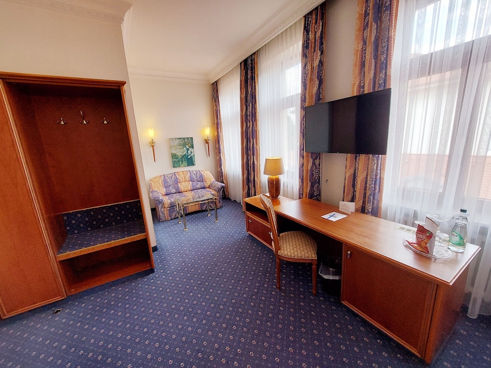 Bayerischer Hof Dresden 61/76