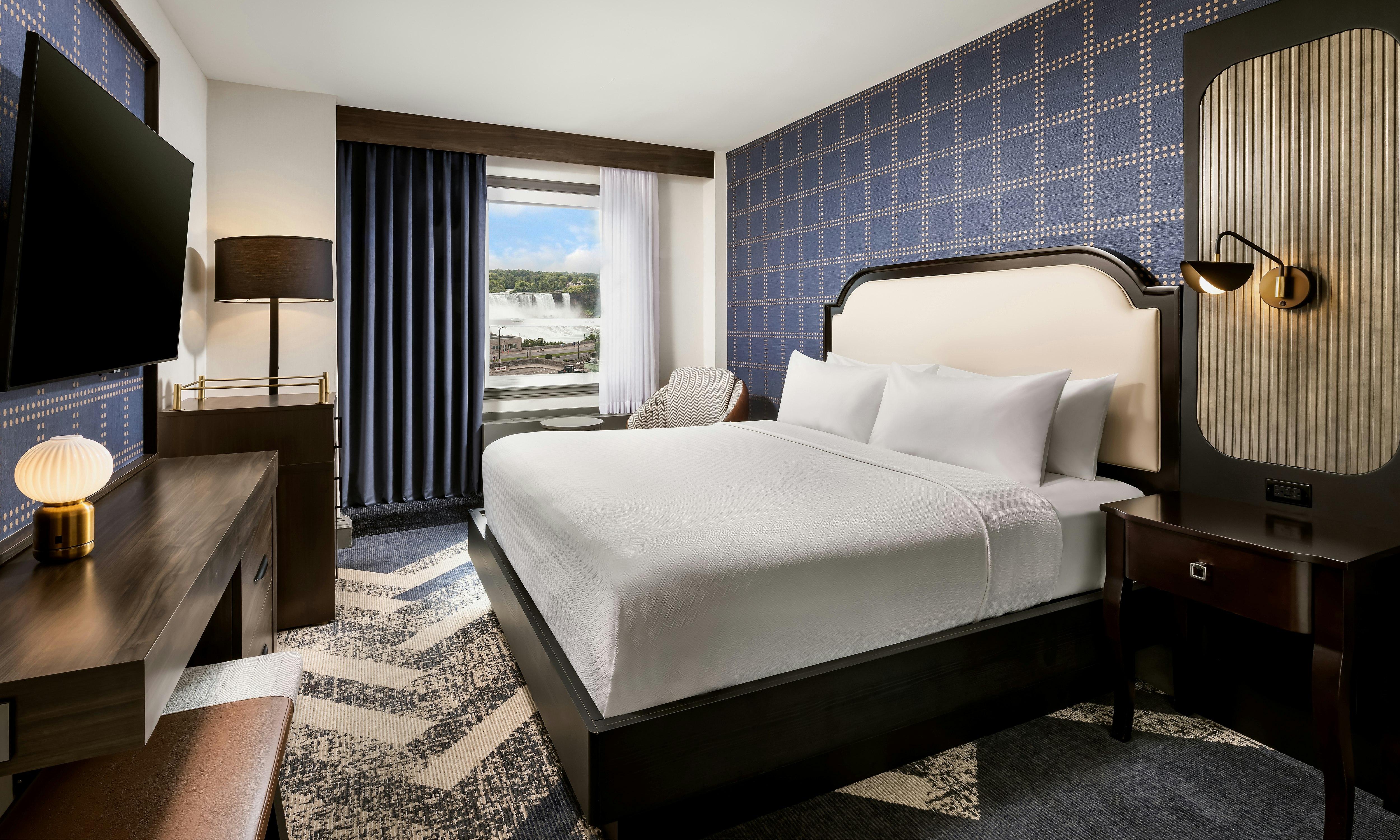 Deluxe, King Bed, Falls View