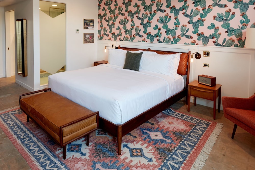ROOM, BALCONY