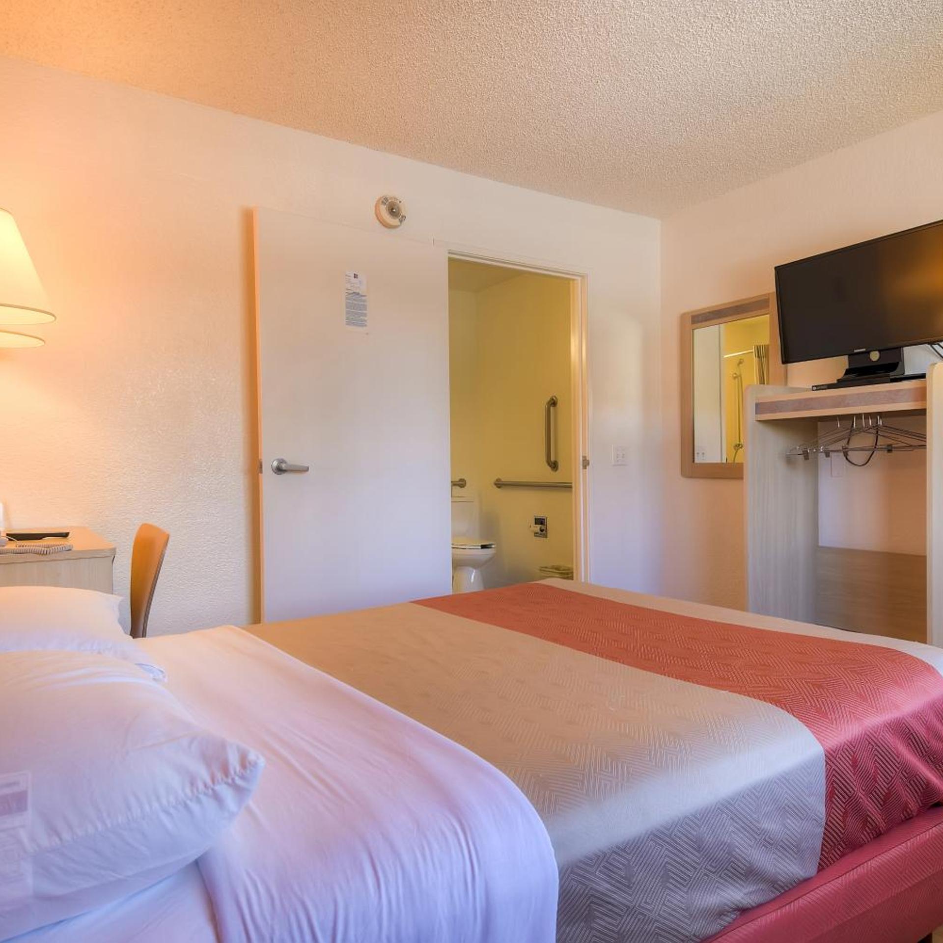 ROOM, QUEEN BED