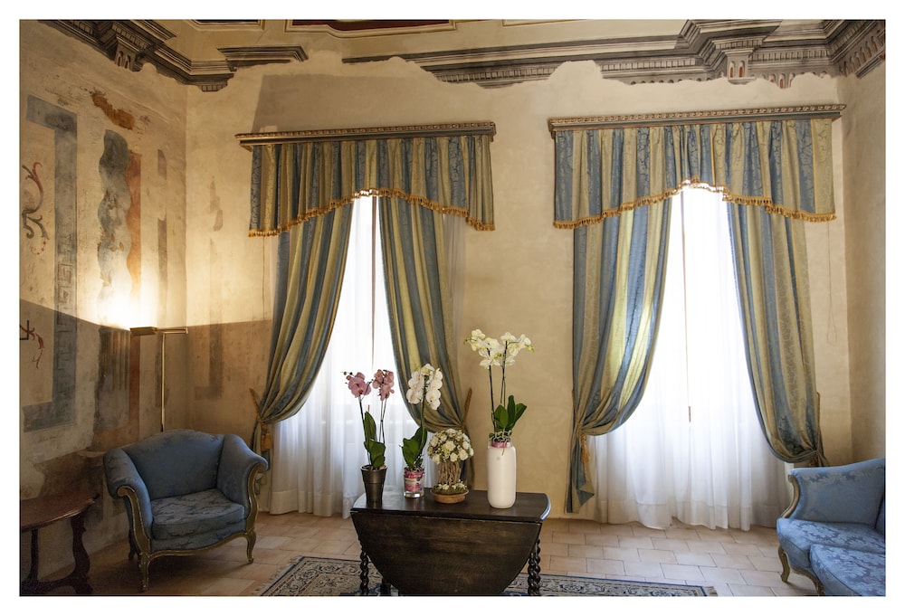 Palazzo Guiderocchi 44/48