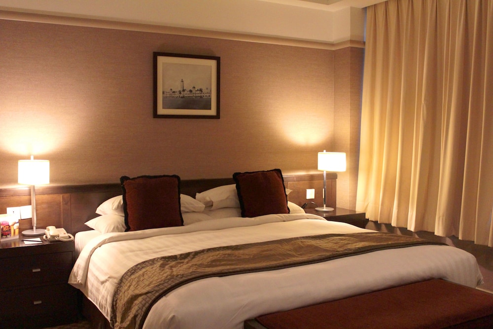 Pacific Regency Hotel Suites 18/70