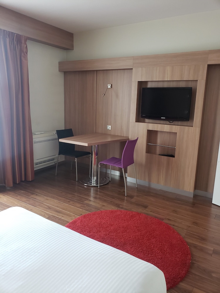 Kyriad Tours Centre 38/44