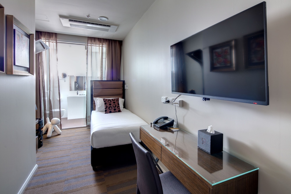 57 HOTEL 38/46