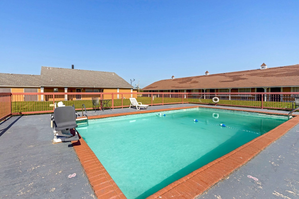 Econo Lodge Pryor 55/58