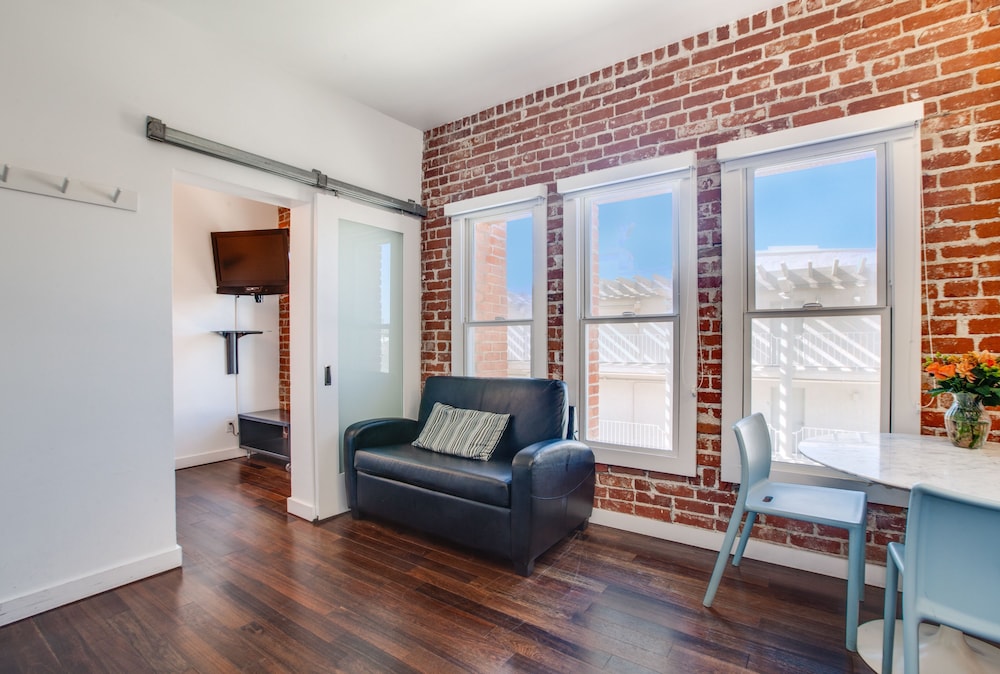 Venice Breeze Suites 30/54