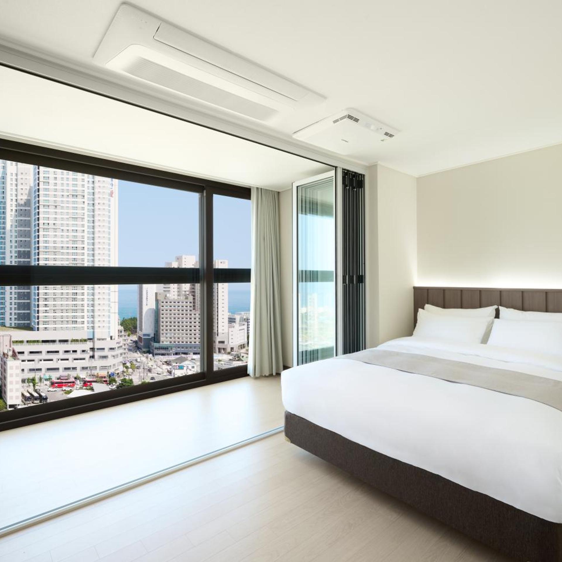 Standard Queen Ocean View