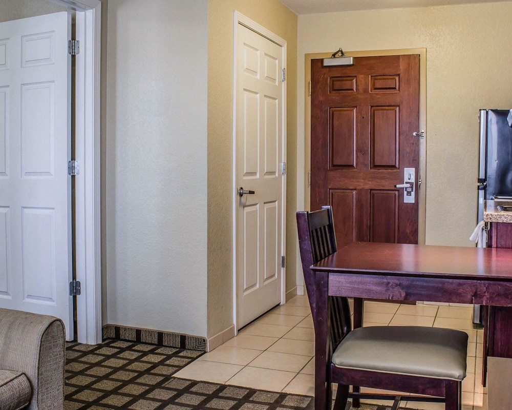 MainStay Suites Coralville - Iowa City 12/38