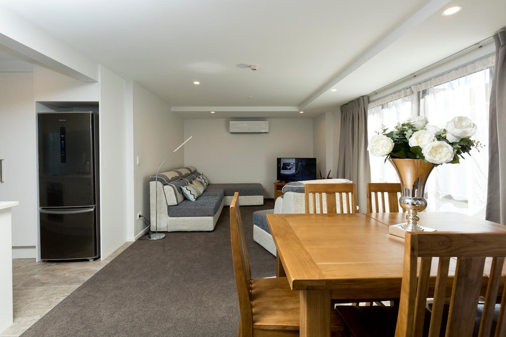2 On Whiteleigh Motel 38/59