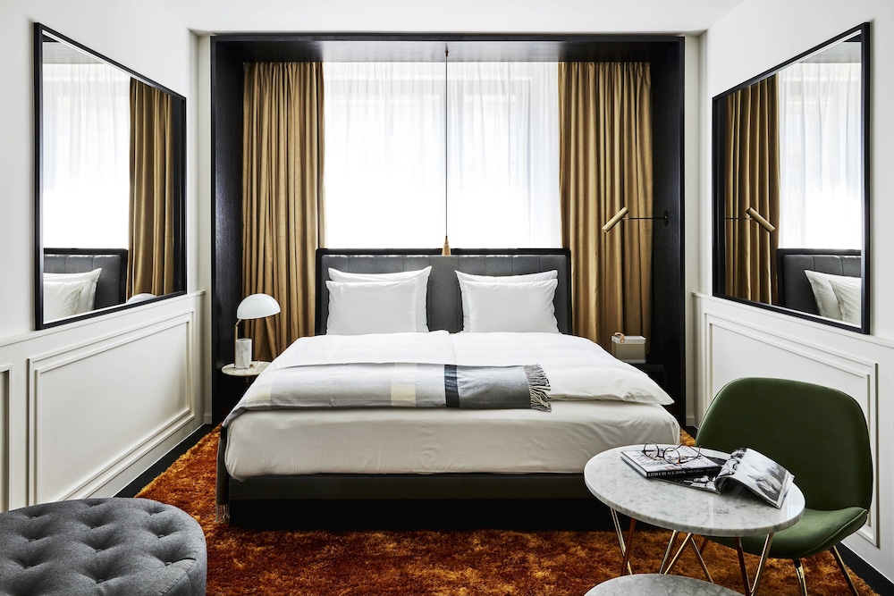 Roomers Munich, Autograph Collection 13/56